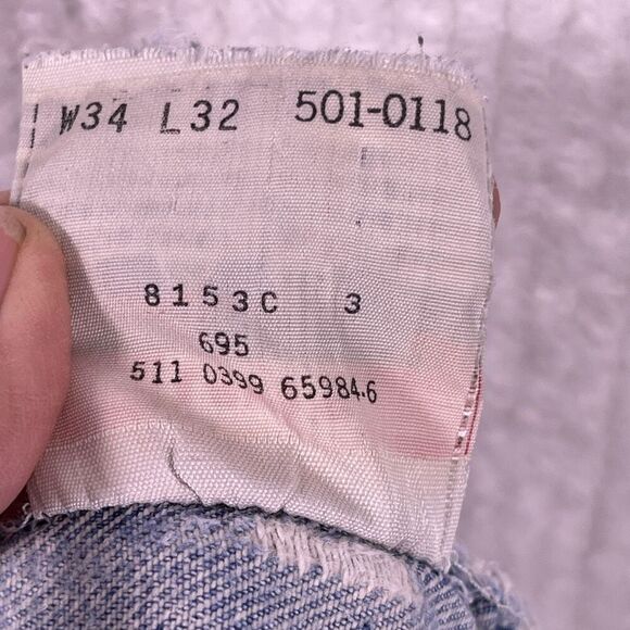 Vintage Levi's Light Wash Blue Distressed Raw Cut-Off Hem Denim Shorts Size 34 - Picture 7 of 8